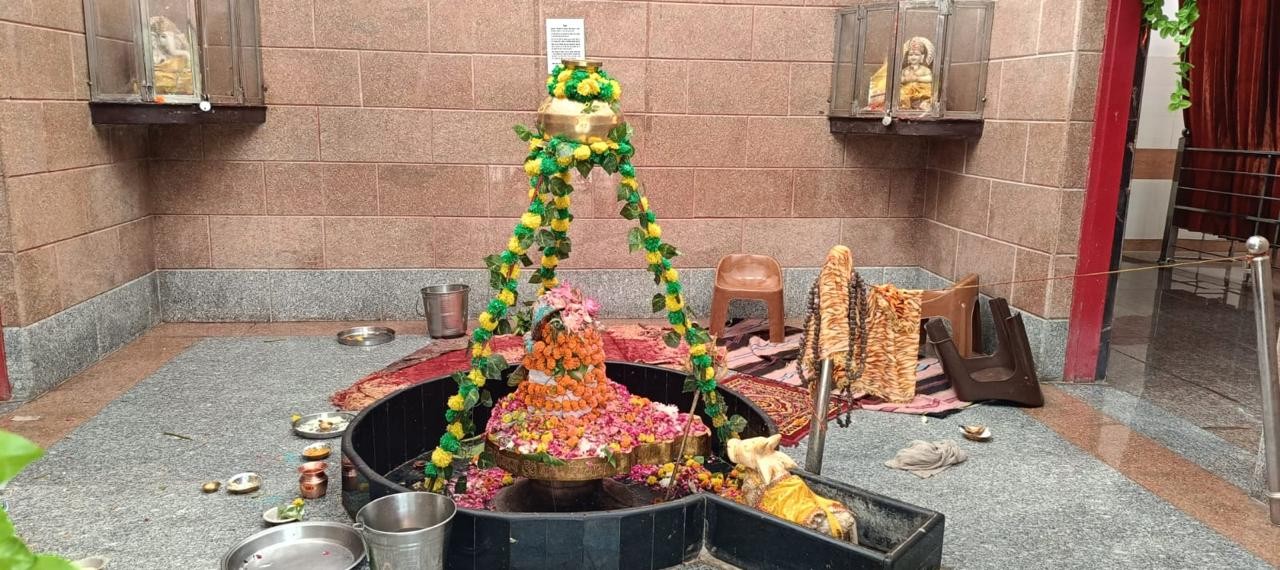 श्री मृत्युंजय महादेव का पावन शिवलिंग - विराजमान श्री मृत्युंजय महादेव मंदिर, लखनऊ
