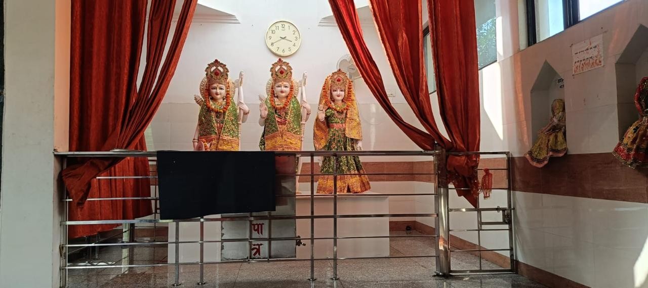 श्री राम दरबार का मंदिर कक्ष - विराजमान श्री मृत्युंजय महादेव मंदिर, लखनऊ