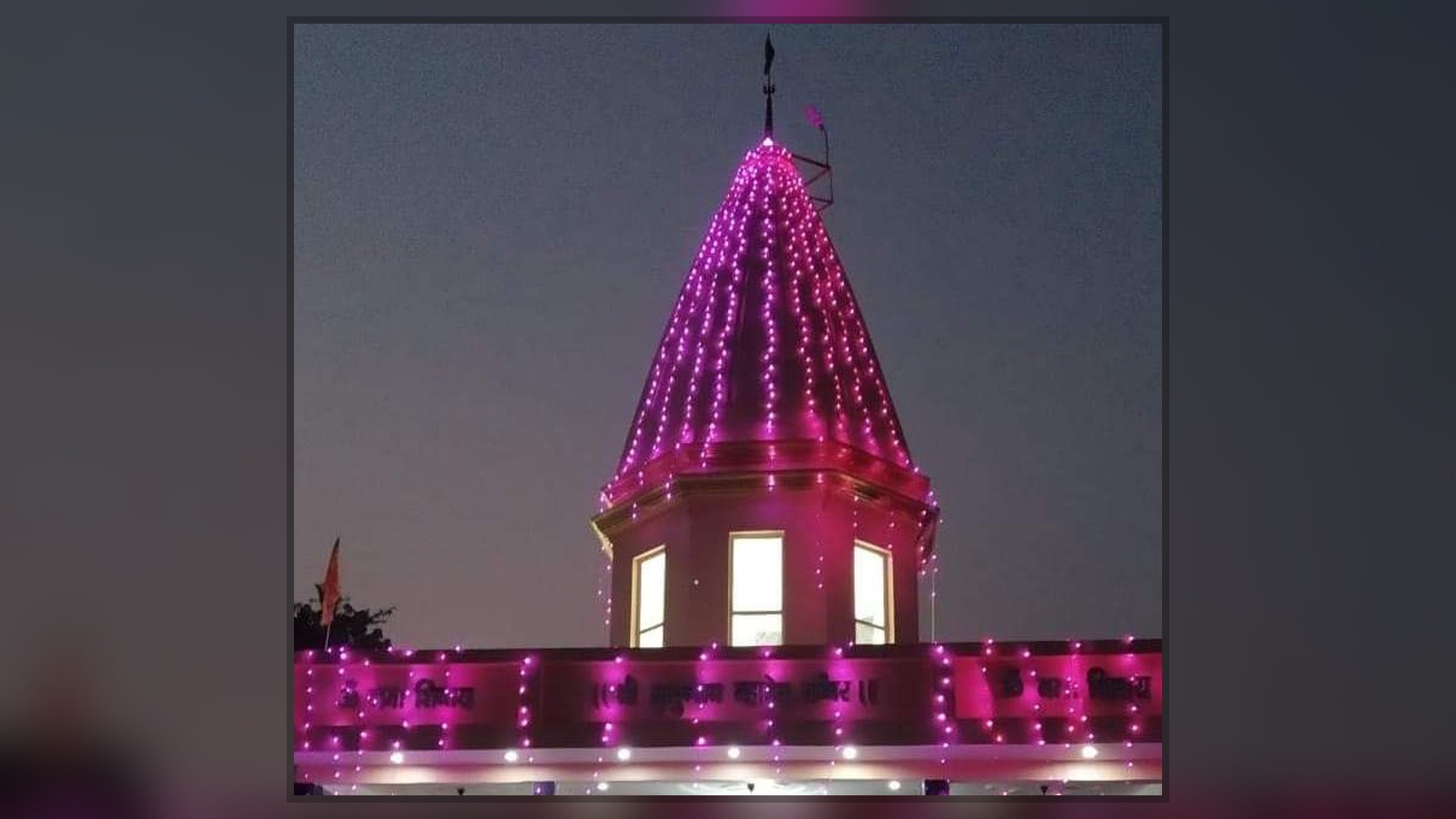 रात्रि में प्रकाशमय मंदिर