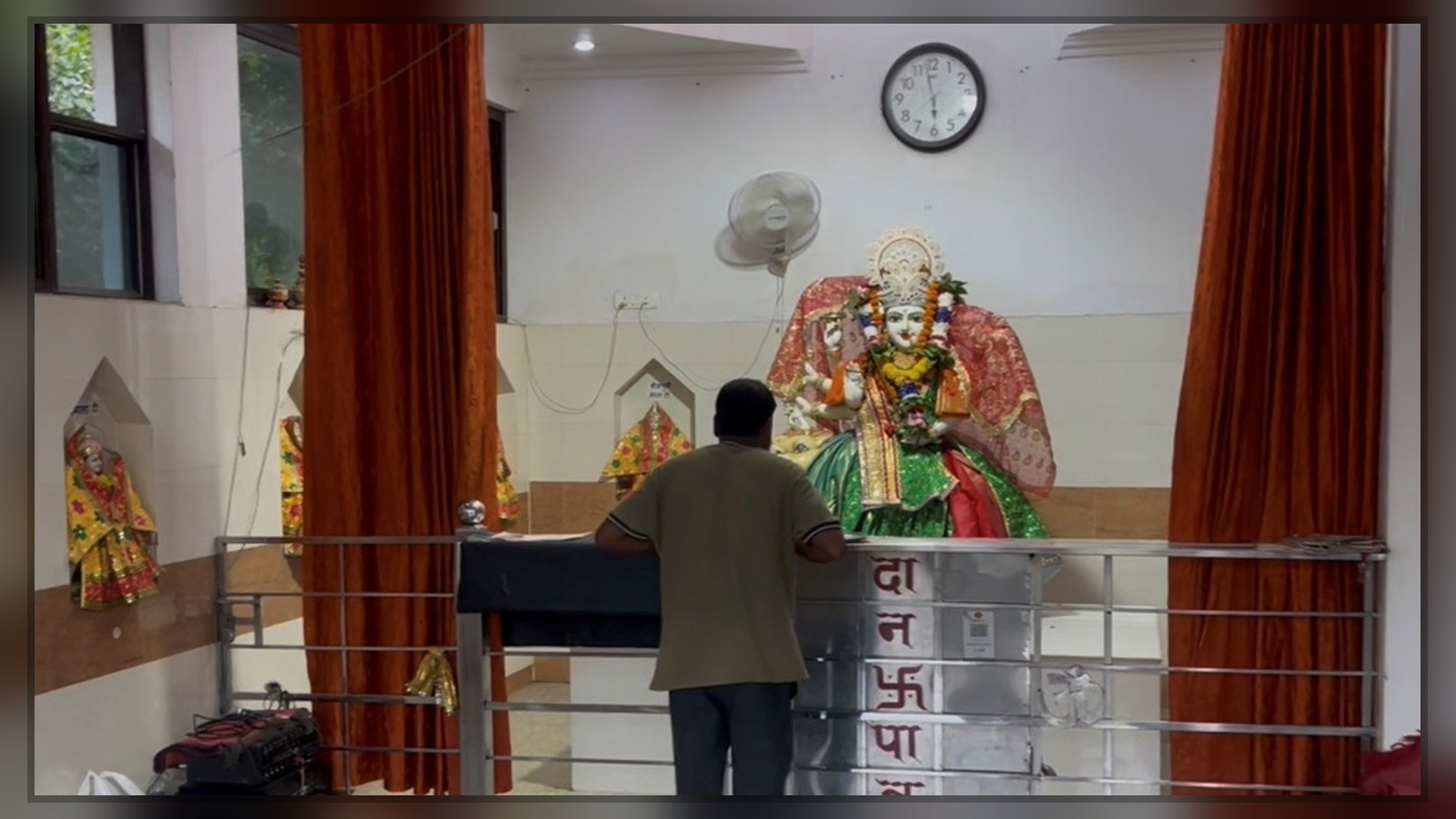 मंदिर में माता के दर्शन