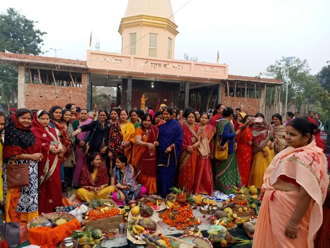 मंदिर परिसर में सामूहिक पूजा